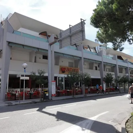 Cozy Near The Lägenhet